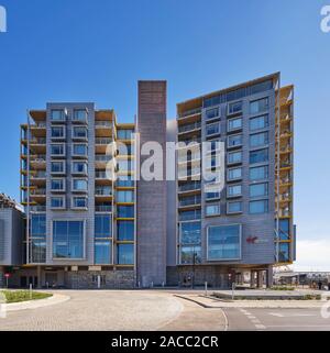 Wohnturm auf Fisch Quay Road. Silo Bezirk Kapstadt, Cape Town, Südafrika. Architekt: VDMMA, 2019. Stockfoto