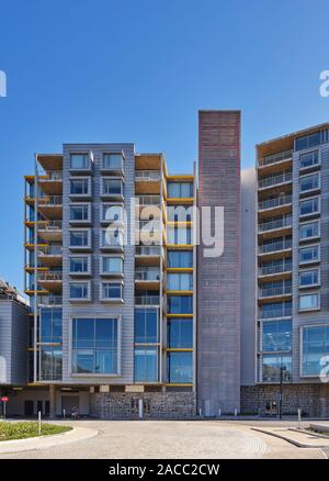 Wohnturm auf Fisch Quay Road. Silo Bezirk Kapstadt, Cape Town, Südafrika. Architekt: VDMMA, 2019. Stockfoto