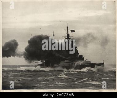 Vintage Foto einer Breitseite Abfeuern von HMS Duke of York Royal Navy Battleship. HMS Duke of York war ein King George V-Klasse Schlachtschiff der Royal Navy. In der Royal Navy am 4. November 1941 in Betrieb genommen, dann sehen die Bekämpfung Service während des Zweiten Weltkriegs. Stockfoto