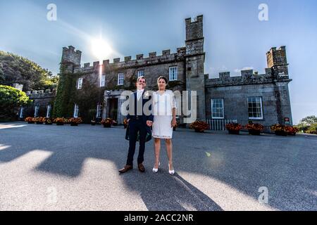 Ein Paar mit gemischter Rasse heiratete im Tregenna Castle Resort und Carbis Bay Beach, Seaside Village, Saint Ives (Kaukasier, Schwarz), schwangere Braut, Schwangerschaft Stockfoto