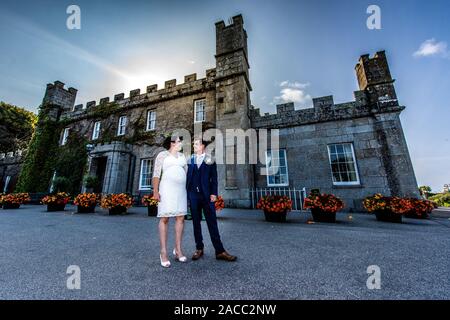 Ein Paar mit gemischter Rasse heiratete im Tregenna Castle Resort und Carbis Bay Beach, Seaside Village, Saint Ives (Kaukasier, Schwarz), schwangere Braut, Schwangerschaft Stockfoto