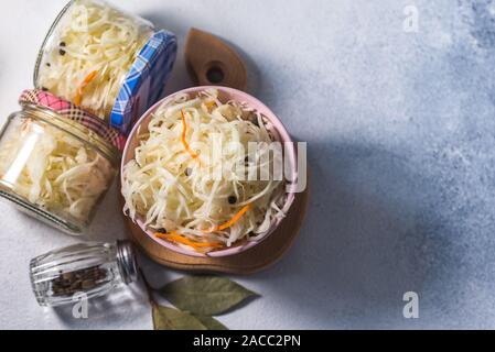 Fermentierte sauerkraut Village vegan Salat im Glas. gesundes Produkt. rustikales Essen. Probiotika Konzept. Stockfoto