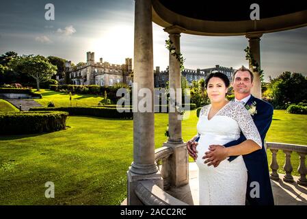 Ein Paar mit gemischter Rasse heiratete im Tregenna Castle Resort und Carbis Bay Beach, Seaside Village, Saint Ives (Kaukasier, Schwarz), schwangere Braut, Schwangerschaft Stockfoto