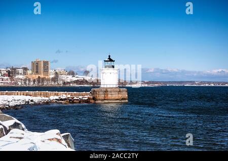 Die schneebedeckten Wahrzeichen breakwater Leuchtturm oder Bug Licht in South Portland auf einem sonnigen blauen Himmel Winter in Maine. Stockfoto