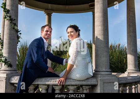 Ein Paar mit gemischter Rasse heiratete im Tregenna Castle Resort und Carbis Bay Beach, Seaside Village, Saint Ives (Kaukasier, Schwarz), schwangere Braut, Schwangerschaft Stockfoto