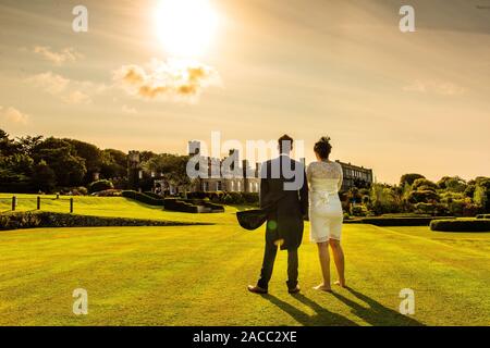 Ein Paar mit gemischter Rasse heiratete im Tregenna Castle Resort und Carbis Bay Beach, Seaside Village, Saint Ives (Kaukasier, Schwarz), schwangere Braut, Schwangerschaft Stockfoto