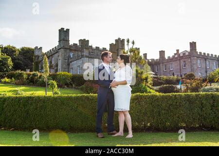 Ein Paar mit gemischter Rasse heiratete im Tregenna Castle Resort und Carbis Bay Beach, Seaside Village, Saint Ives (Kaukasier, Schwarz), schwangere Braut, Schwangerschaft Stockfoto