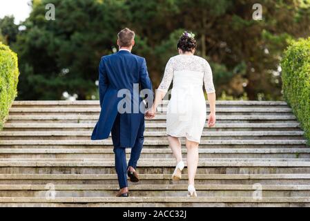 Ein Paar mit gemischter Rasse heiratete im Tregenna Castle Resort und Carbis Bay Beach, Seaside Village, Saint Ives (Kaukasier, Schwarz), schwangere Braut, Schwangerschaft Stockfoto