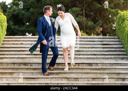 Ein Paar mit gemischter Rasse heiratete im Tregenna Castle Resort und Carbis Bay Beach, Seaside Village, Saint Ives (Kaukasier, Schwarz), schwangere Braut, Schwangerschaft Stockfoto