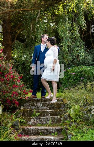 Ein Paar mit gemischter Rasse heiratete im Tregenna Castle Resort und Carbis Bay Beach, Seaside Village, Saint Ives (Kaukasier, Schwarz), schwangere Braut, Schwangerschaft Stockfoto