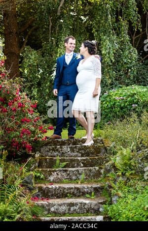 Ein Paar mit gemischter Rasse heiratete im Tregenna Castle Resort und Carbis Bay Beach, Seaside Village, Saint Ives (Kaukasier, Schwarz), schwangere Braut, Schwangerschaft Stockfoto