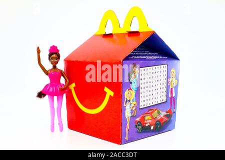 McDonald's Happy Meal Karton mit Mattel Barbie Puppe. McDonald's ist eine fast food Kette. Stockfoto