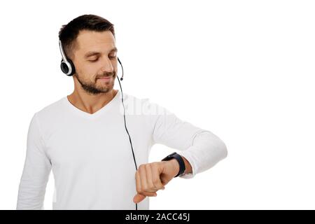 Call Center Mitarbeiter Mann mit Headset und schaut auf eine Wand auf weißem Hintergrund. Ihre Zeit sparen - Kundenservice anrufen Unterstützung Stockfoto