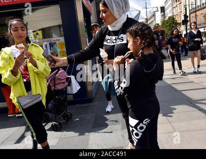 London, England, UK. Asiatische Familie Eis essen und nehmen eine selfie Stockfoto