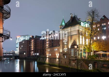 Hamburg, Deutschland. 26 Nov, 2019. Blick auf die Wasserburg in der Speicherstadt in Hamburg. Die Speicherstadt ist die weltweit größte Sammlung von historischen Lagerhäusern. Es gehört zum UNESCO-Weltkulturerbe. Im Hintergrund sehen Sie das Hauptquartier des Nachrichtenmagazin "Der Spiegel". Quelle: Stephan Schulz/dpa-Zentralbild/ZB/dpa/Alamy leben Nachrichten Stockfoto