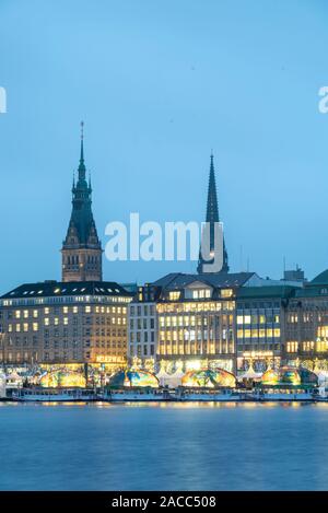 Hamburg, Deutschland. 28 Nov, 2019. Blick auf den beleuchteten gewerbliche Gebäude und Kirchen am Ufer der Alster in Hamburg. Quelle: Stephan Schulz/dpa-Zentralbild/ZB/dpa/Alamy leben Nachrichten Stockfoto
