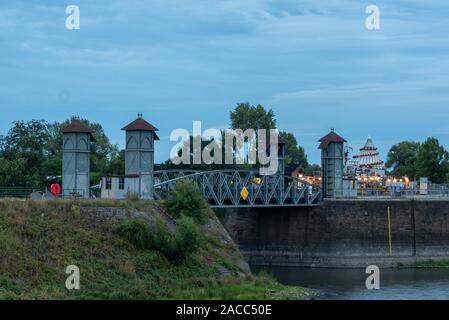 Magdeburg, Deutschland. 17 Aug, 2019. Blick auf die historische Hubbrücke im alten Handelshafen. Die beleuchteten Millennium Tower im Hintergrund auf dem Gelände der Bundesgartenschau gesehen werden. Quelle: Stephan Schulz/dpa-Zentralbild/ZB/dpa/Alamy leben Nachrichten Stockfoto