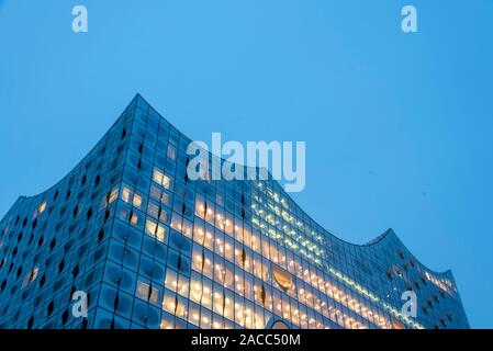 Hamburg, Deutschland. 27 Nov, 2019. Blick auf das Dach der Elbphilharmonie in der blauen Stunde. Quelle: Stephan Schulz/dpa-Zentralbild/ZB/dpa/Alamy leben Nachrichten Stockfoto