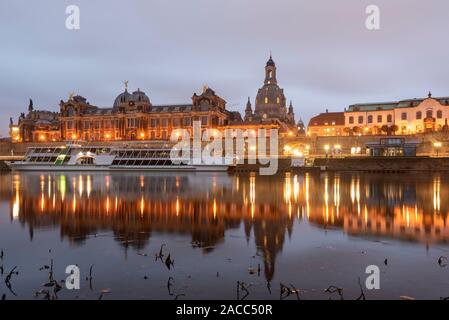 Dresden, Deutschland. 09 Nov, 2019. Blick auf die exkursion Dampfgarer August der Starke, der Dresdner Zwinger und die Frauenkirche in den frühen Morgen. Quelle: Stephan Schulz/dpa-Zentralbild/ZB/dpa/Alamy leben Nachrichten Stockfoto