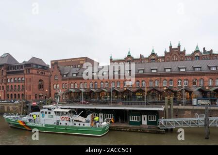 Hamburg, Deutschland. 26 Nov, 2019. Blick auf das Deutsche Zollmuseum mit einem Museum Schiff der Küstenwache in der Speicherstadt in Hamburg. Es ist die weltweit größte Sammlung von historischen Lagerhäusern und gehört zum UNESCO Weltkulturerbe. Quelle: Stephan Schulz/dpa-Zentralbild/ZB/dpa/Alamy leben Nachrichten Stockfoto