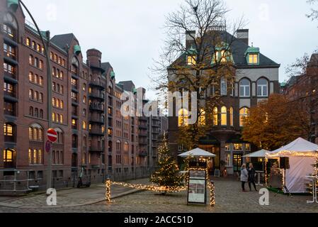 Hamburg, Deutschland. 26 Nov, 2019. Blick auf die Weihnachten beleuchtete Wasserburg in der Speicherstadt in Hamburg. Die Speicherstadt ist die weltweit größte Sammlung von historischen Lagerhäusern. Es gehört zum UNESCO-Weltkulturerbe. Quelle: Stephan Schulz/dpa-Zentralbild/ZB/dpa/Alamy leben Nachrichten Stockfoto