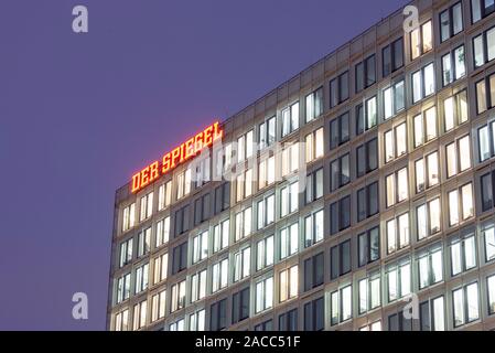 Hamburg, Deutschland. 26 Nov, 2019. Die Worte "Der Spiegel" das Hauptgebäude des Nachrichtenmagazin in Hamburg beleuchten. Quelle: Stephan Schulz/dpa-Zentralbild/ZB/dpa/Alamy leben Nachrichten Stockfoto