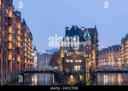 Hamburg, Deutschland. 26 Nov, 2019. Blick auf die Wasserburg in der Speicherstadt in Hamburg. Die Speicherstadt ist die weltweit größte Sammlung von historischen Lagerhäusern. Es gehört zum UNESCO-Weltkulturerbe. Quelle: Stephan Schulz/dpa-Zentralbild/ZB/dpa/Alamy leben Nachrichten Stockfoto