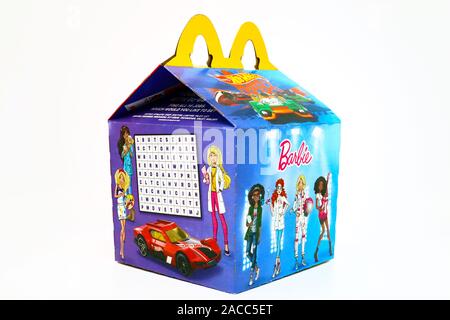 McDonald's Happy Meal Karton mit gedruckten Mattel BARBIE und Hot Wheels Spielzeug. McDonald's ist eine fast food Kette. Stockfoto