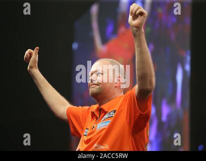 Rotterdam, Niederlande. 02 Dez, 2019. ROTTERDAM, Premier League Darts Ahoi, Raymond Van Barneveld Credit: Pro Schüsse/Alamy leben Nachrichten Stockfoto