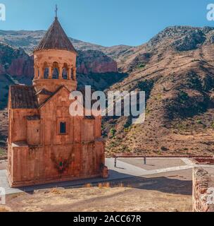 Armenien: Noravank 13 C. Klosteranlage. Viele armenische Klöster sind in abgelegenen und wilden Standorten einrichten. In einer steilen Schlucht aus rotem Sandstein gebaut, Stockfoto