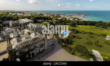 Aus der Vogelperspektive auf Tregenna Castle Resort und Carbis Bay Beach, Seaside Village, Trelyon Avenue, Saint Ives Stockfoto