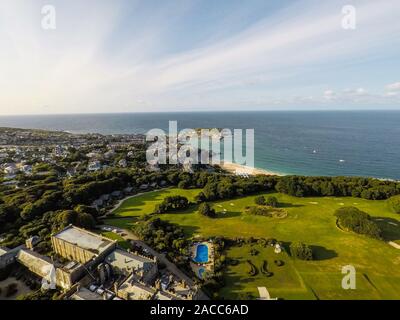 Aus der Vogelperspektive auf Tregenna Castle Resort und Carbis Bay Beach, Seaside Village, Trelyon Avenue, Saint Ives Stockfoto