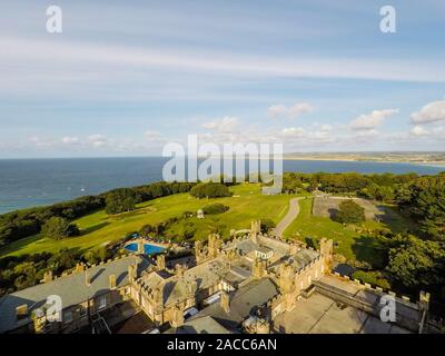 Aus der Vogelperspektive auf Tregenna Castle Resort und Carbis Bay Beach, Seaside Village, Trelyon Avenue, Saint Ives Stockfoto