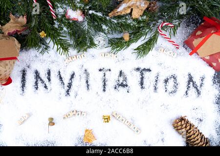 'Einladung' im Schnee Zusammen mit Weihnachtsschmuck, Frieden, Glück, Liebe, Freude, Freude - Post card Konzept Stockfoto