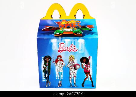 McDonald's Happy Meal Karton mit gedruckten Mattel BARBIE und Hot Wheels Spielzeug. McDonald's ist eine fast food Kette. Stockfoto