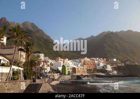 Die Küste in der Nähe von Punta del Hidalgo im Nordosten von Teneriffa, Spanien. Stockfoto