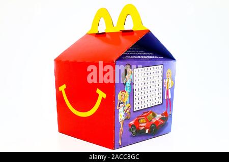 McDonald's Happy Meal Karton mit gedruckten Mattel BARBIE und Hot Wheels Spielzeug. McDonald's ist eine fast food Kette. Stockfoto