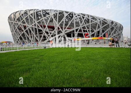 05.08.2012, Peking, China, Asien - Besucher am National Stadium, die als der Bird's Nest, entworfen vom Schweizer Architekten Herzog de Meuron bekannt ist. Stockfoto