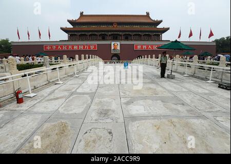 06.08.2012, Peking, China, Asien - eine Wache steht vor der Verbotenen Stadt am Platz des Himmlischen Friedens mit einem Porträt des großen Vorsitzenden Mao. Stockfoto