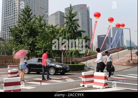 16.08.2012, Peking, China, Asien - Straßenszene mit Fußgängern im Central Business District der chinesischen Hauptstadt und neuen Bürotürme. Stockfoto