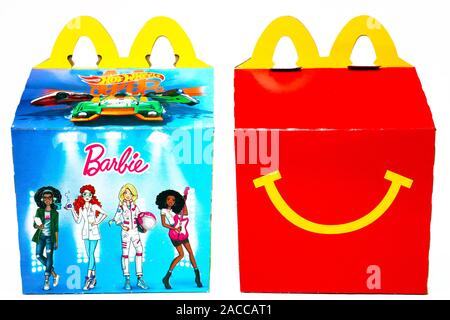 McDonald's Happy Meal Karton mit gedruckten Mattel BARBIE und Hot Wheels Spielzeug. McDonald's ist eine fast food Kette. Stockfoto