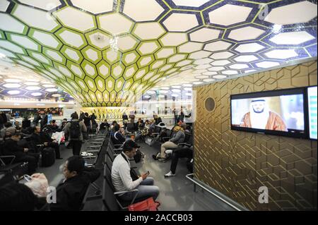 04.01.2014, Abu Dhabi, Vereinigte Arabische Emirate - Passagiere warten auf ihren Anschlussflügen bei einem Zwischenstopp in der Transit im Terminal. Stockfoto