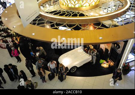 04.01.2014, Abu Dhabi, Vereinigte Arabische Emirate - Innenansicht der Transit mit duty free shops im alten Terminal am Flughafen. Stockfoto