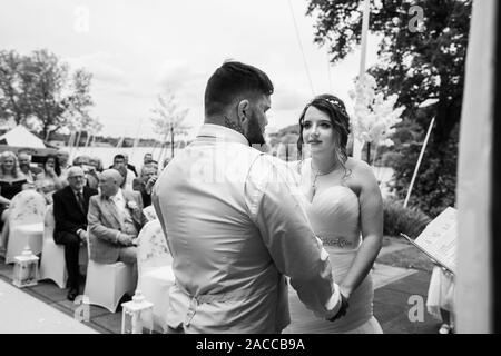 Eine traditionelle englische Hochzeit im Rudyard Lake Segelclub, Reacliffe Rd, Leek, Staffordshire Stockfoto