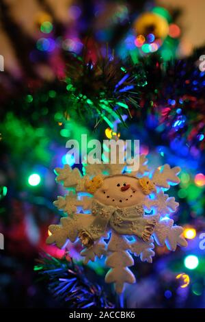 Schneeflocke Ornament auf einer schön geschmückten Weihnachtsbaum, in Bordeaux, Frankreich Stockfoto