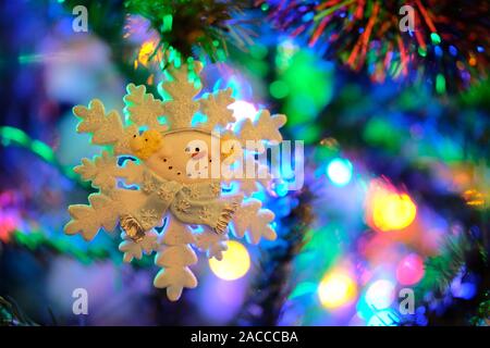 Schneeflocke Ornament auf einem wunderschön beleuchteten und geschmückten Weihnachtsbaum, in Bordeaux, Frankreich Stockfoto