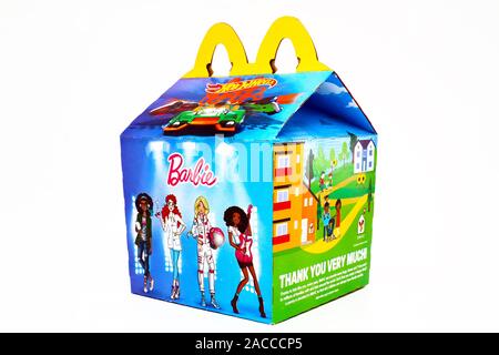 McDonald's Happy Meal Karton mit gedruckten Mattel BARBIE und Hot Wheels Spielzeug. McDonald's ist eine fast food Kette. Stockfoto