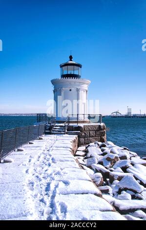 Die schneebedeckten Wahrzeichen breakwater Leuchtturm oder Bug Licht in South Portland auf einem sonnigen blauen Himmel Winter in Maine. Stockfoto