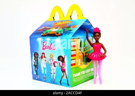 McDonald's Happy Meal Karton mit Mattel Barbie Puppe. McDonald's ist eine fast food Kette. Stockfoto