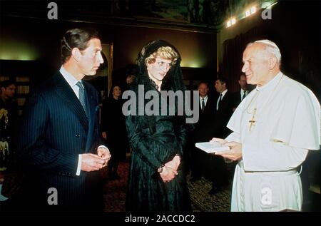 TRH Prinz und Prinzessin von Wales, Prinz Charles und Prinzessin Diana bei einer Audienz mit Papst Johannes Paul II. Im Vatikan 29. April 1985. Stockfoto